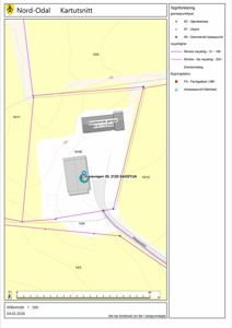 Situasjonsplan (kartutsnitt) som viser eiendomsgranser, eksisterende garasje og bygningens plassering i forhold til nabolag.