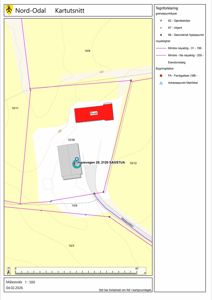 Situasjonsplan (kartutsnitt) som viser eiendomsgranser, eiendomsgrenser, eiendomsnummer, bygningers plassering og adresse.