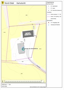 Kartutsnitt som viser eiendomsgrenser, eiendomsnummer, en ny garasje og en eksisterende bygning (Sagstua) med adresse.