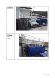 Fotografier av to blå containere plassert ved en kai eller naust, med tekstbeskrivelser om plassering og størrelsesforhold.