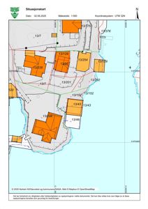Situasjonskart som viser tomtedeling, bygningsspor og koordinatsystem.