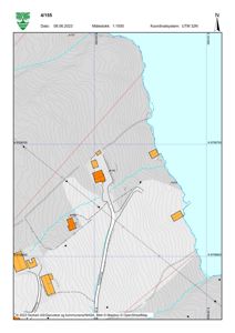 Kart over et område med topografi, vann og flere bygninger markert med oransje felter. Kartet viser også veier, høydekurver og koordinatsystem.