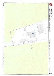 Situasjonsplan (kartutsnitt) som viser tomtens grenser, plassering av bygninger og eiendomsnummer.