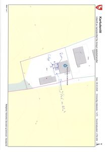 Situasjonsplan (kartutsnitt) som viser tomtens grenser, eksisterende bygninger og en planlagt bygning med håndskrevne notater om areal og plassering.