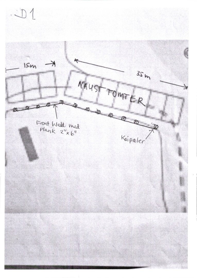 En håndtegnet situasjonsplan som viser tomtens form, mål (15m og 35m), og detaljer som 'NAUST TOMTER', 'Front kledd med plank', og 'Kaipaler'.