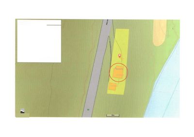 Situasjonsplan som viser bygningenes plassering på tomten i forhold til terrenget, veier og vann. Bildet inneholder også en informasjonsboks med eiendomsdata.