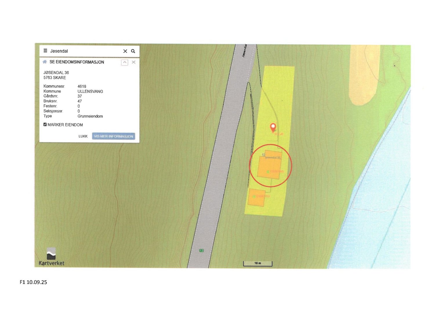 Situasjonsplan som viser bygningenes plassering på tomten i forhold til terrenget, veier og vann. Bildet inneholder også en informasjonsboks med eiendomsdata.