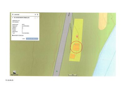 Situasjonsplan som viser bygningenes plassering på tomten i forhold til terrenget, veier og vann. Bildet inneholder også en informasjonsboks med eiendomsdata.