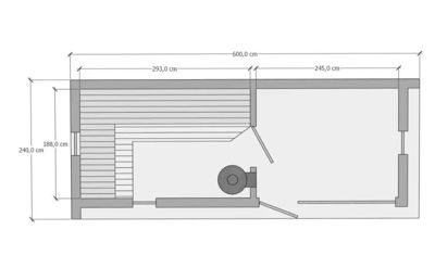 Etasjeplan med romfordeling, dører, vinduer og dimensjoner (mål) for en bygning.