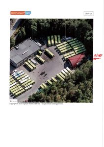 Luftfoto av et industriområde med flere busser parkert og en bygning.