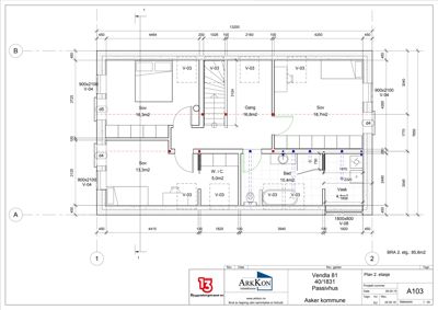 Etasjeplan for 2. etasje av et hus, som viser romfordeling, dører, vinduer og mål.