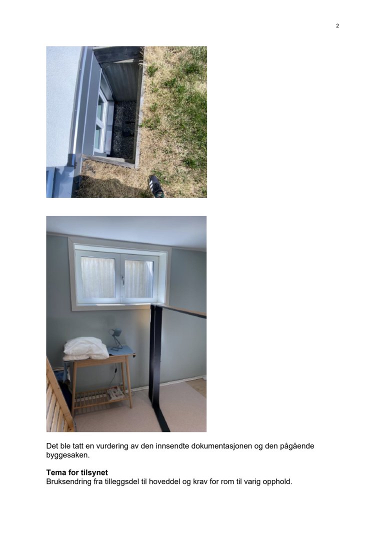 To fotografier av en bygning: øverst en utsikt ned i en utvendig trappe eller inngang, nederst et interiør med et vindu og en balustrade.