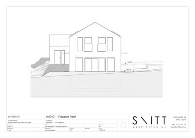 Fasadetegning av en bolig sett fra vest, med visning av vinduer, dører og terrengforhold.