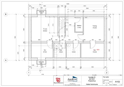 Etasjeplan med romfordeling, mål og funksjonsbeskrivelse for et hus.