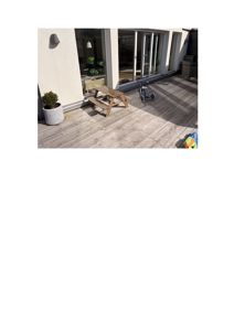 Fotografi av en uteplass med treterrasse, bord og en glassdør til en bolig.