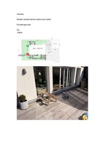 Fotografi av en ute terrasse med et bord, en bil og en glassdør.