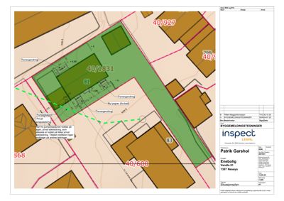 Situasjonsplan som viser tomtens grenser, naboeiendommer og bygningens plassering.