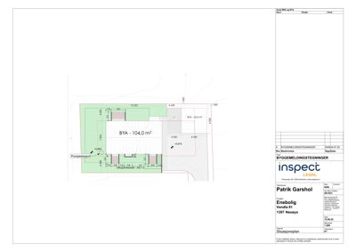 Situasjonsplan som viser bygningens plassering på tomten med mål og omgivelser.
