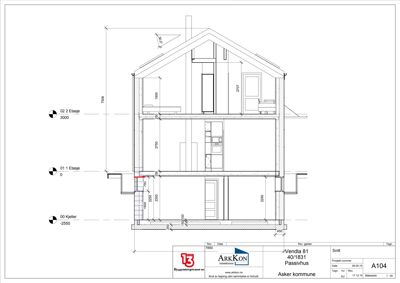 Snittegning som viser bygningens tverrsnitt, etasjehøyder og romfordeling.