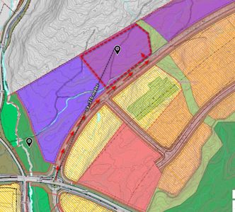 Situasjonsplan som viser tomtens plassering i forhold til nabolag, veier (Orangvegen) og terrengforhold (konturlinjer).