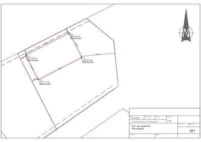 Situasjonsplan (Stikningsplan) som viser tomtegrenser, eiendomsnummer og bygningens plassering i forhold til nabotomter.
