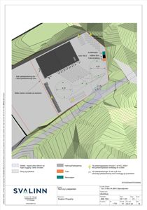 Situasjonsplan som viser tomtens form, beliggenhet, omgivende terreng (konturer), plassering av bygning, veier, parkering og infrastruktur.