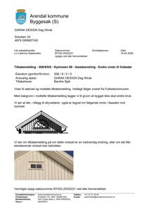 Fotografi av en eksisterende fasade på en bygning med et lite vindu.