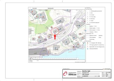 Situasjonsplan (kartutsnitt) som viser tomtens beliggenhet i forhold til nabolag, høydemålerlinjer, og bygningers plassering.