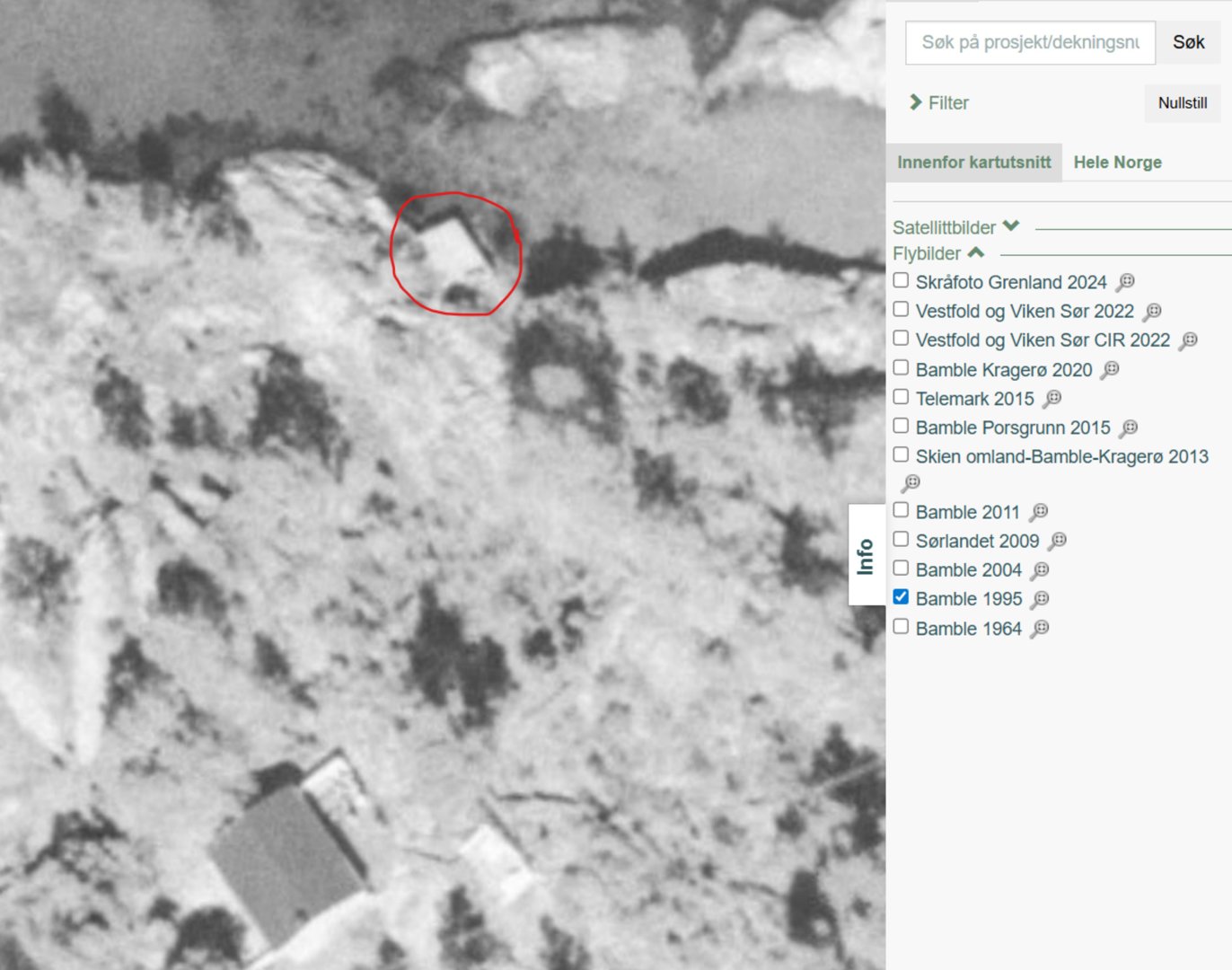 Flyfoto eller satellittbilde av et område (Bamble) med historiske bilder fra 1964 til 2024. Et rødt sirkelmerke peker på en bygning.