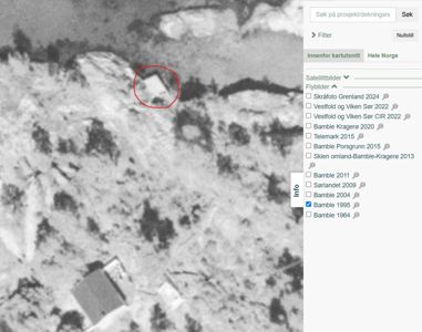 Flyfoto eller satellittbilde av et område (Bamble) med historiske bilder fra 1964 til 2024. Et rødt sirkelmerke peker på en bygning.