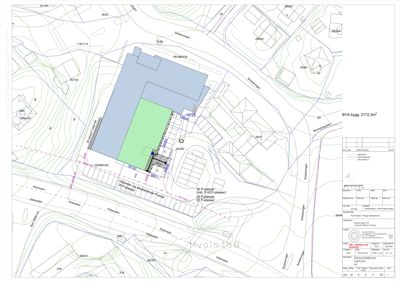 Situasjonsplan som viser bygningens plassering på tomten i forhold til veier og høydeforhold.