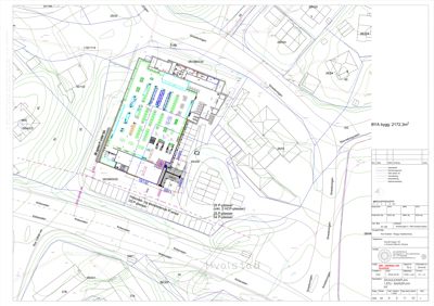 Situasjonsplan som viser bygningens plassering på tomten i forhold til veier og høydeforhold.