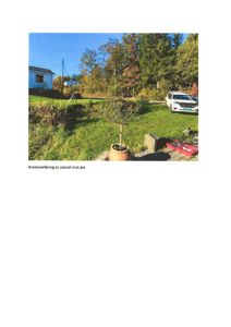 Fotografi av en tomt med hus, bil og vegetasjon, med teksten 'Arealoverføring av parsell mot øst' under.