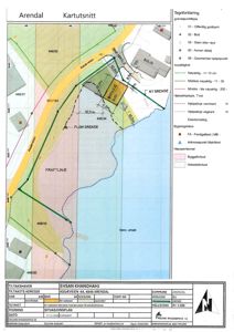 Situasjonsplan (kartutsnitt) som viser tomtens grenser, naboeiendommer, veger og bygningers plassering.