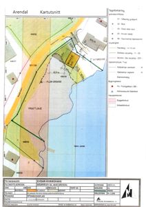 Situasjonsplan som viser tomt, bygninger, veggrenser og tekniske installasjoner.