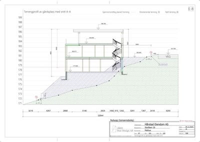 Snittegning som viser terrengprofil og bygningens tverrsnitt sett fra A-A.