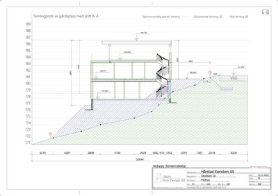 Snittegning som viser terrengprofil og bygningens høyde i forhold til terrenget.