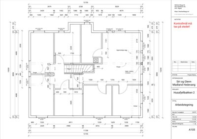 Etasjeplan (arbeidstegning) som viser romfordeling, vegger og mål for en bolig.