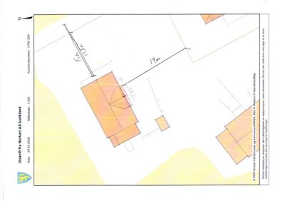 Situasjonsplan med målestokk 1:250 som viser tomtens form, bygningers plassering og dimensjoner.