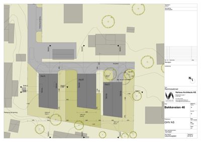 Situasjonsplan som viser tomtens form, bebyggelse (Hus A, B og C), veier, parkeringsplasser og terrengforhold.