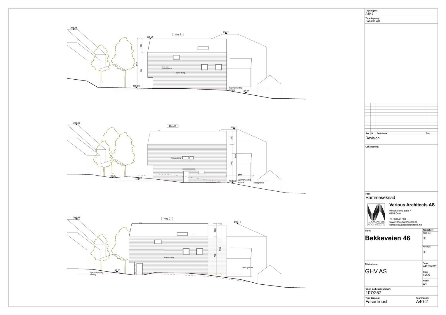 Fasadetegning som viser bygningens utseende fra øst (Fasade est) med oppgitt mål og detaljer.