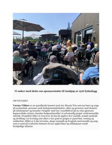 Fotografi av en utendørs konsert eller arrangement med publikum på en terrasse foran en bygning.