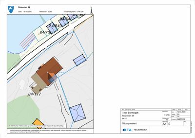 Situasjonskart som viser tomtens beliggenhet, nabotomter (med arealnummer), veier og topografi.