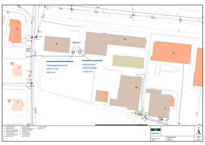Situasjonsplan som viser tomtens grenser, eksisterende og planlagte bygninger, samt detaljer for avfallsanlegg (prøvetagningsskum og oljeutskiller).