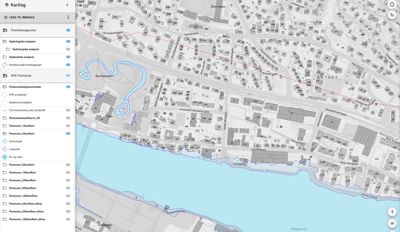 Et digitalt kart med en detaljert bystruktur, veier og vannveier (flomsoner) overlappet på et ortofoto.