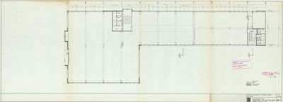 Etasjeplan (trolig 1. etasje) som viser romfordeling, vegger og inngangsparti i en bygning.