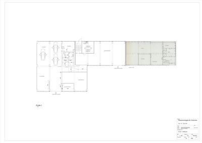Etasjeplan (PLAN 1) som viser romfordeling, vegger og plassering av kjøretøy i garasjer.