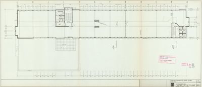 Etasjeplan (plan) som viser romfordeling, vegger, dører og trapper i en bygning.