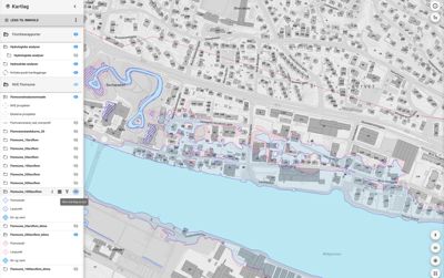Flyfoto eller ortofoto av et område med overlagte kartdata, herunder flomsoner og hydrologiske analyser.