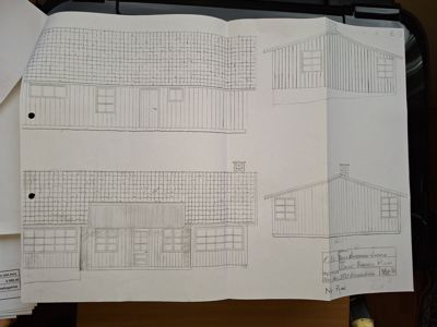 Håndtegnet fasadetegning som viser front- og sideutsikt av en bygning med tak, vinduer og veggmønster.